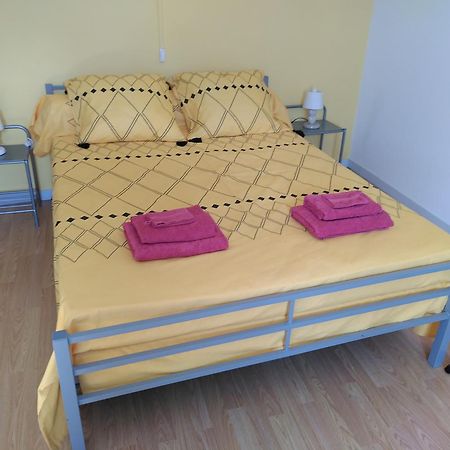 Bed and Breakfast Au Nid De Mes Anges Entrecasteaux Exterior foto