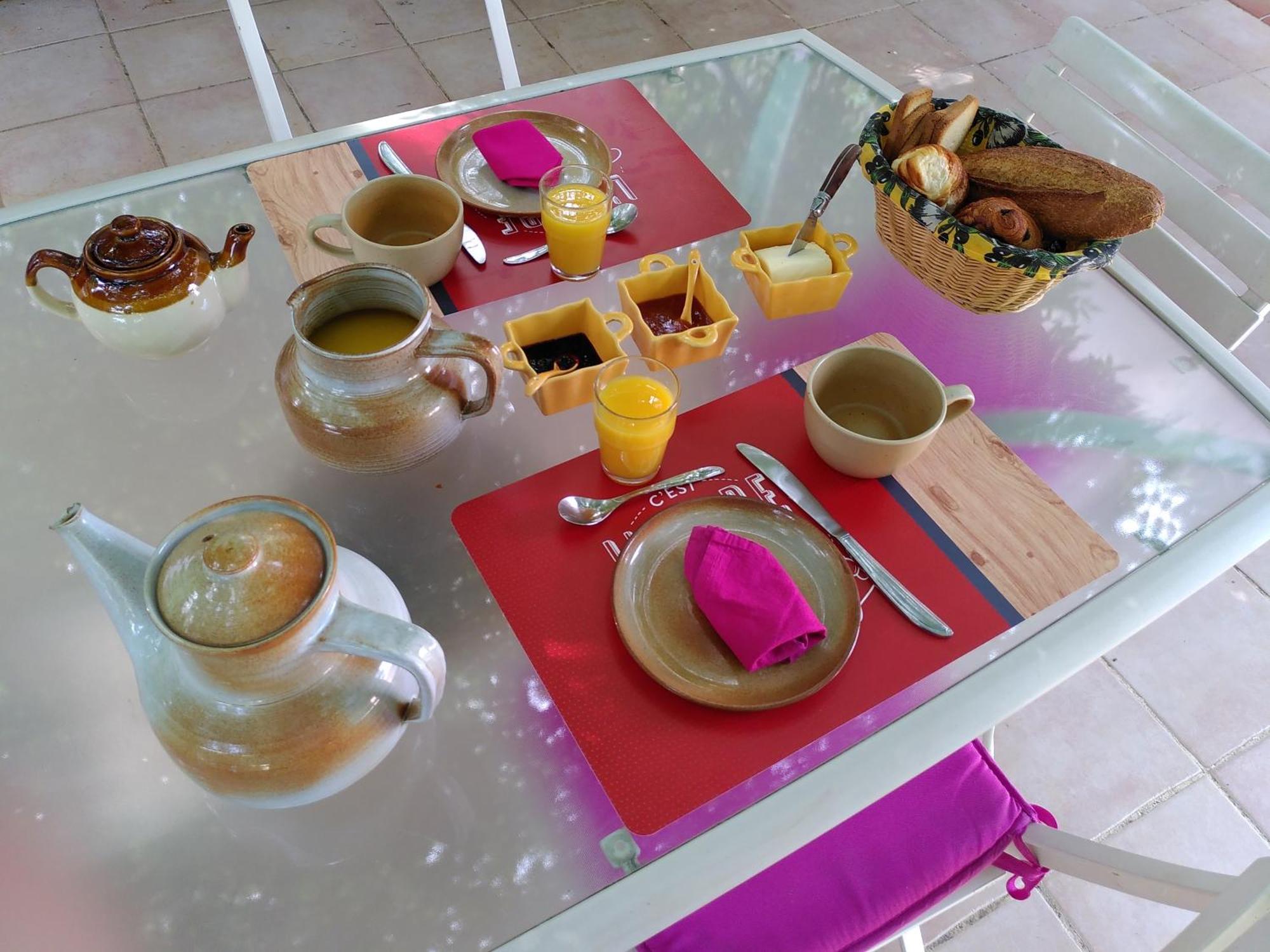Bed and Breakfast Au Nid De Mes Anges Entrecasteaux Exterior foto